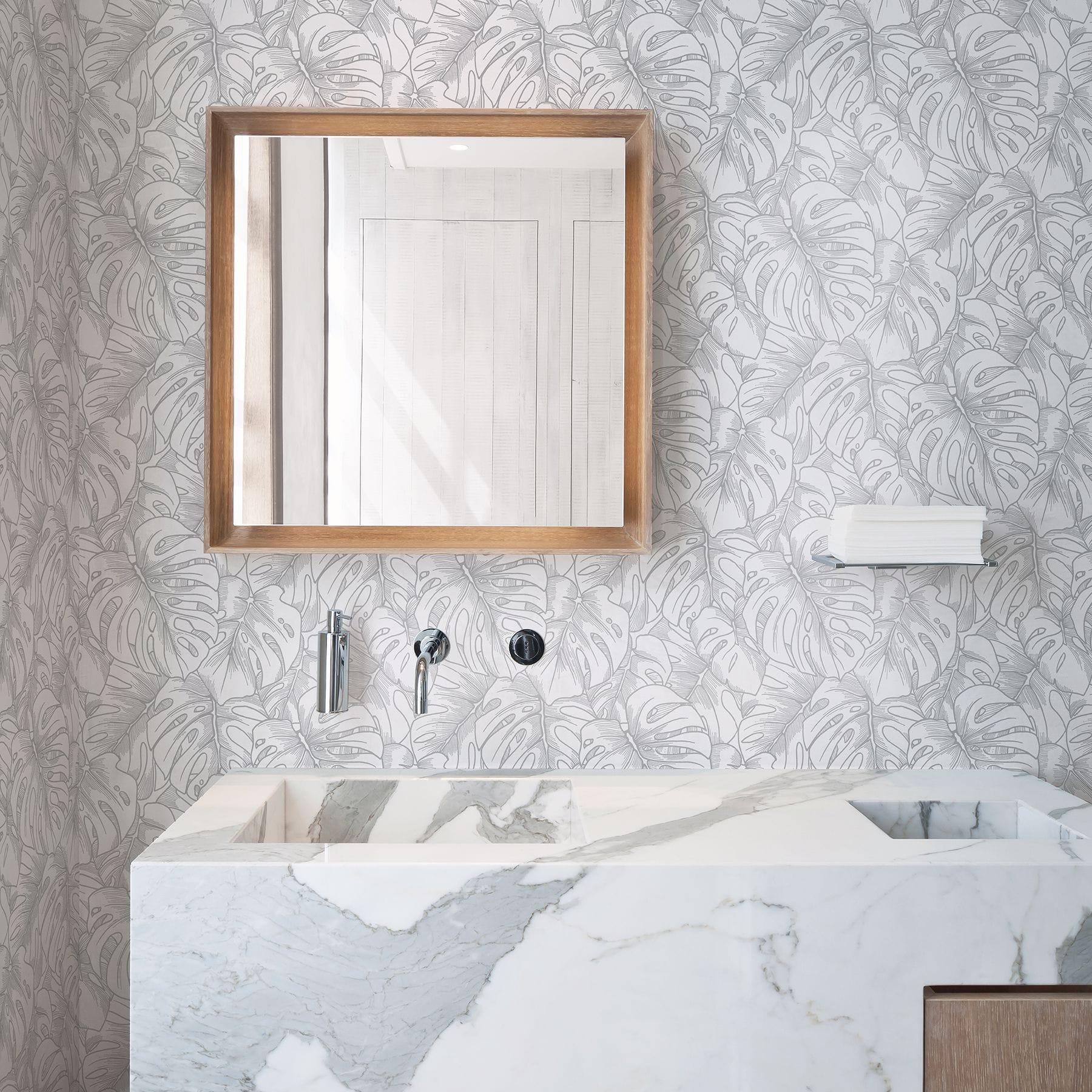 0045022_balboa-silver-botanical-wallpaper